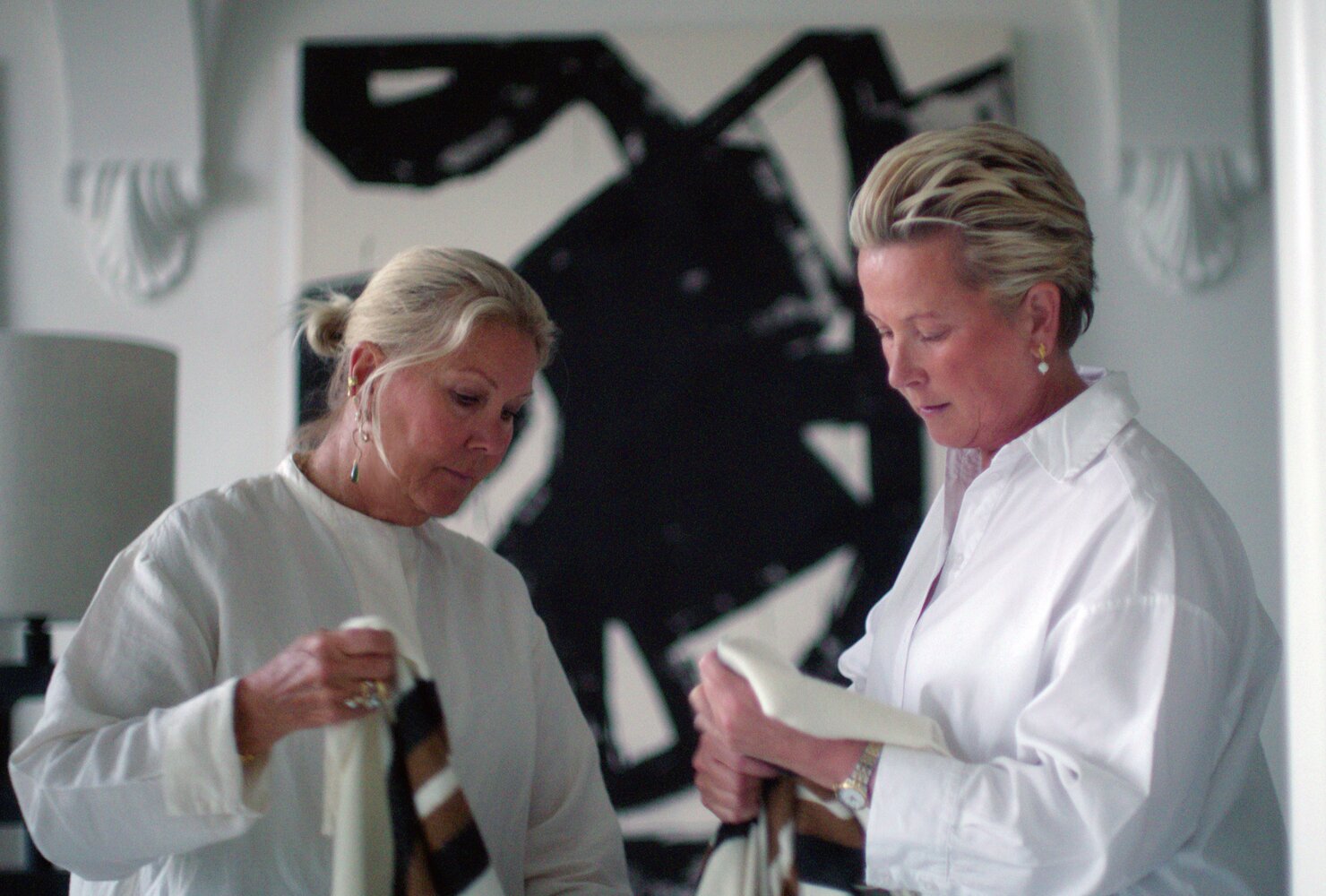 Malene Birger (til venstre) har samarbeidet tett med Slettvoll for å finne kvalitet og uttrykk som kler vårt felles designunivers. Her sammen med tekstilansvarlig Marit Steinsbu fra Slettvoll.